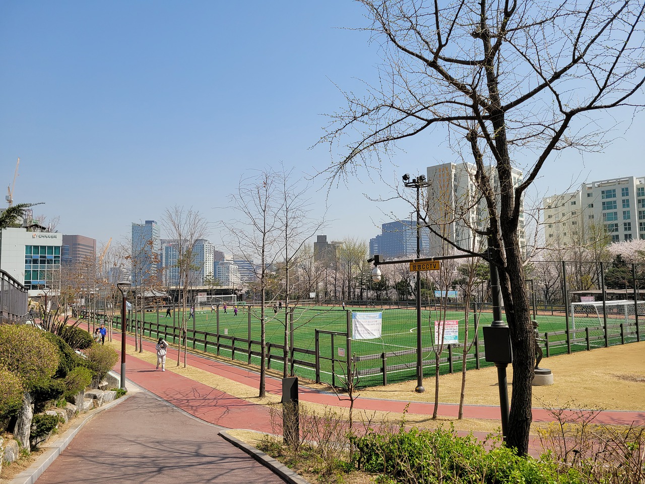 被球迷们亲 被球迷们亲